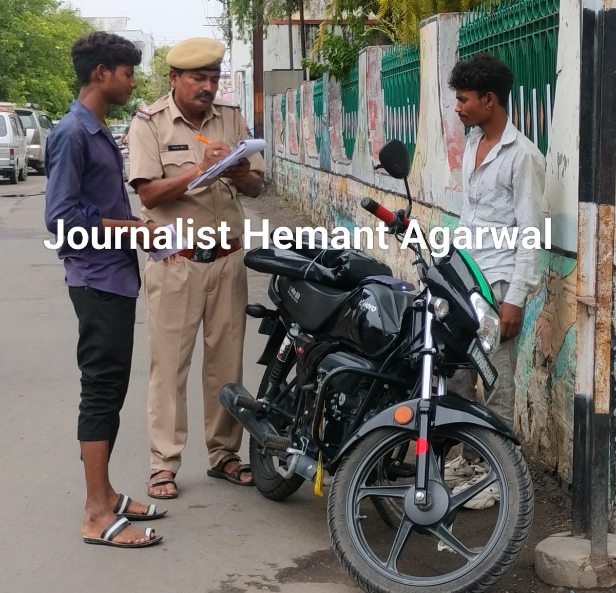 shikhar_news's tweet photo. #सिरोही : यातायात नियम तोड़े तो कटे चालान, शिवगंज पुलिस की कार्रवाई जारी

यातायात नियमों का उल्लंघन करने वाले वाहन चालकों के खिलाफ शिवगंज पुलिस का अभियान लगातार..!
@PoliceRajasthan @Igp_Jodhpur @SirohiPolice @Dmsirohi 
#shikhar_news #RajasthanNews #breaking https://t.co/c882UiGLM0