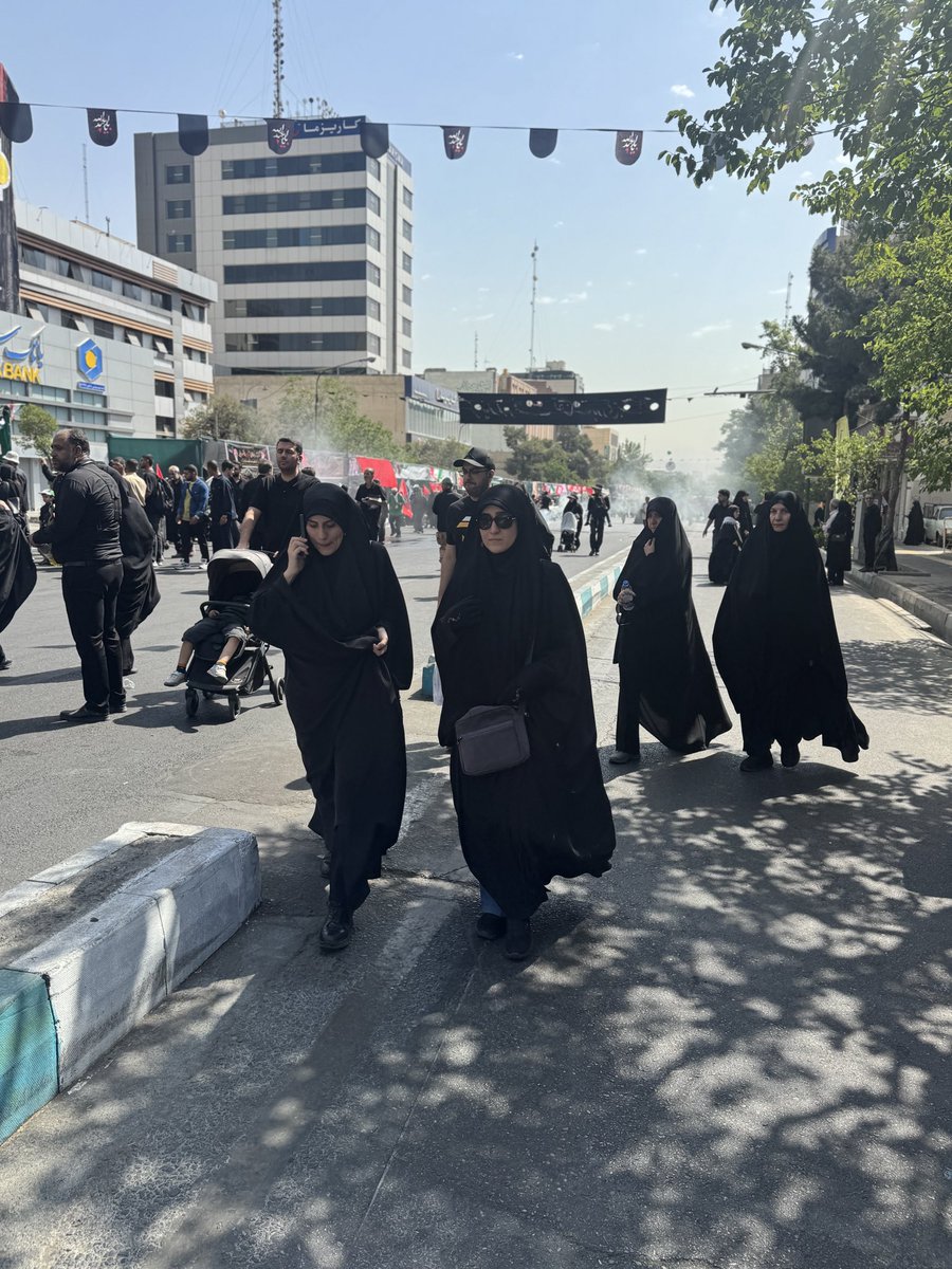 Abdala7's tweet photo. اليوم بدأت المراسم الشعبية لتوديع المرشد الأعلى للثورة الإسلامية علي #خامنئي.. آلاف الزائرين بدؤوا بالتوافد إلى مصلى الإمام #الخميني وسط العاصمة #طهران حيث وضع جثمان المرشد الأعلى.. @France24_ar #إيران https://t.co/4uyimYJd8i