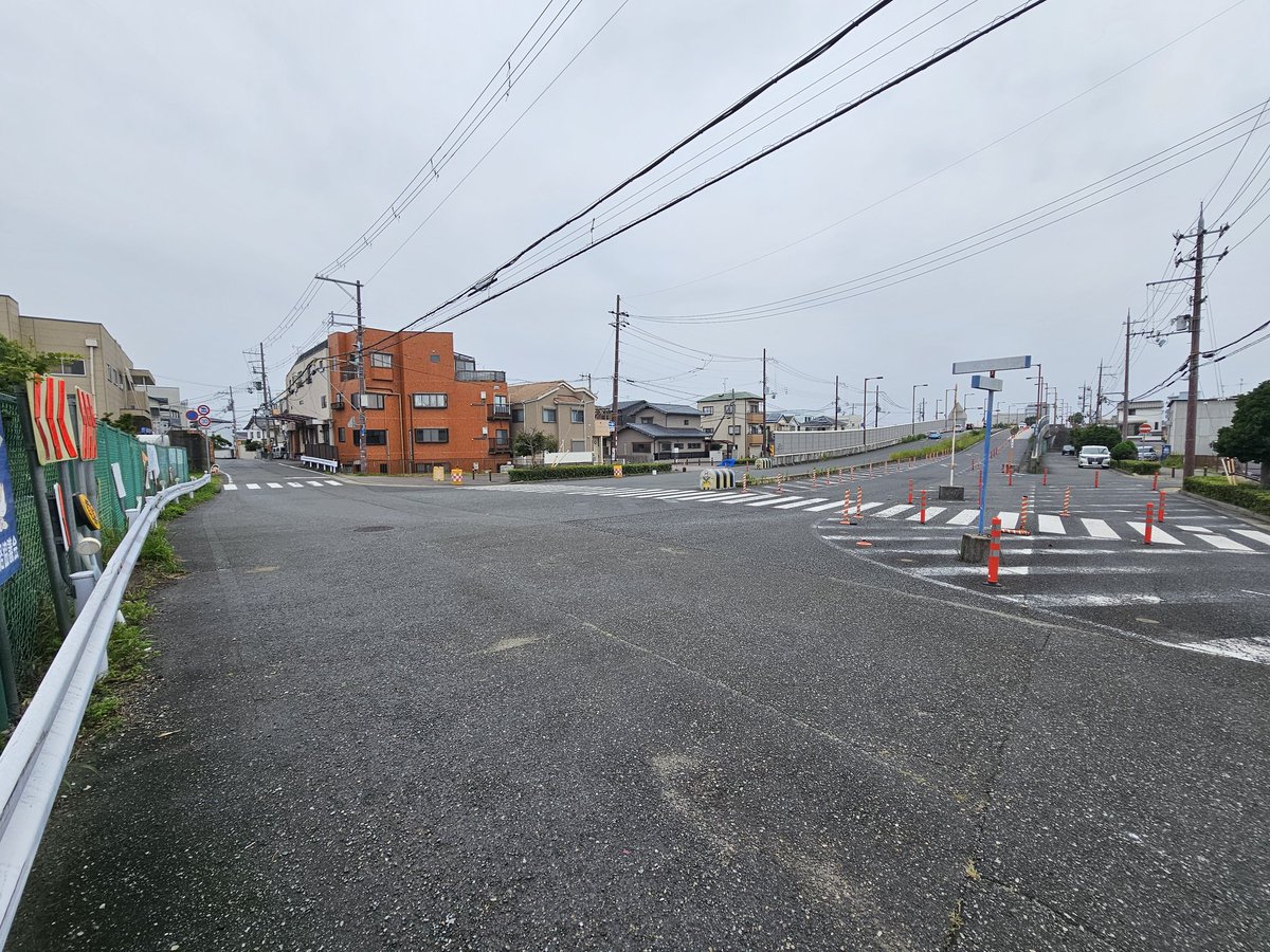 road0724day's tweet photo. 大阪と神戸を結ぶはずだった4車線道路が、県境を目前にして、ぷっつり。
#未成道 https://t.co/9bumdTqICS