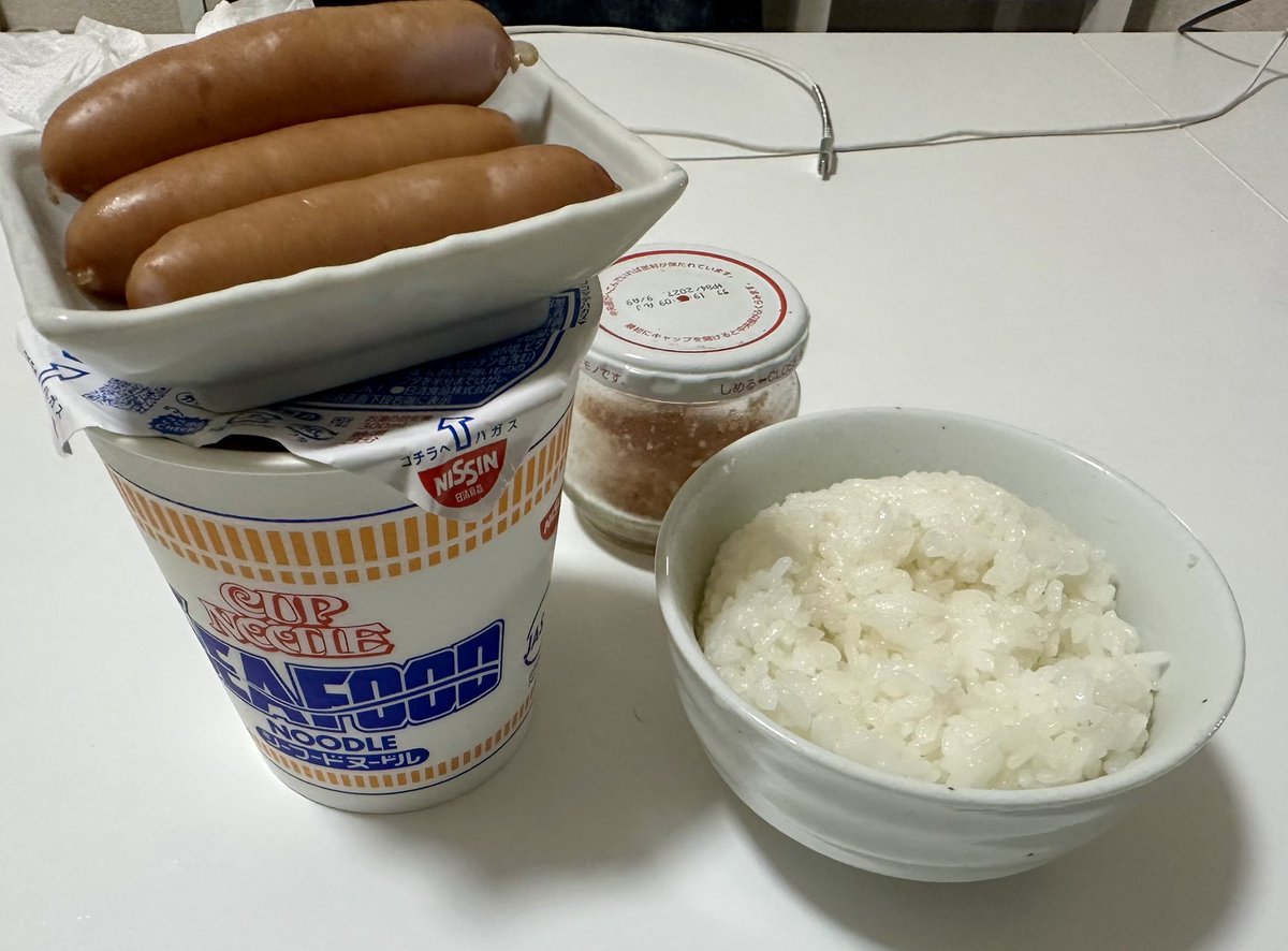 mukimanobento's tweet photo. 国会議員ってこういう昼メシ食べたことあんのかな？？ https://t.co/fHxOk3v6jr