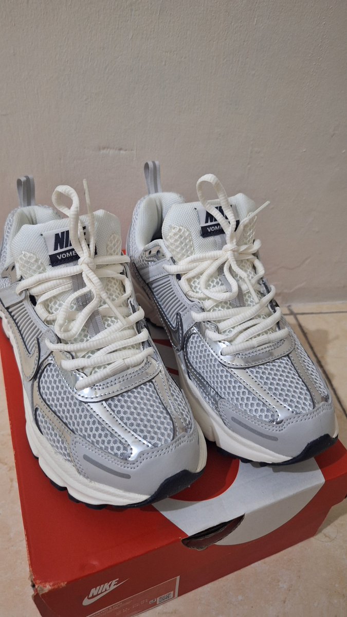 sssvvv0607's tweet photo. WTS Nike Vomero 5 (GS) Photon Dust 🤍

- Size 37.5 / 23.5 cm (5Y)
- 100% ori Foot Locker ✅
- Like new, cuma dipakai beberapa kali.
- Full box.

💰 1.000.000
📍 COD Dom Depok / via oren 🍊

DM/reply kalau minat, nego tipis boleh 😉

#wts #wtb #sepatu #running #sneakers #depok https://t.co/slj2WJzl4E