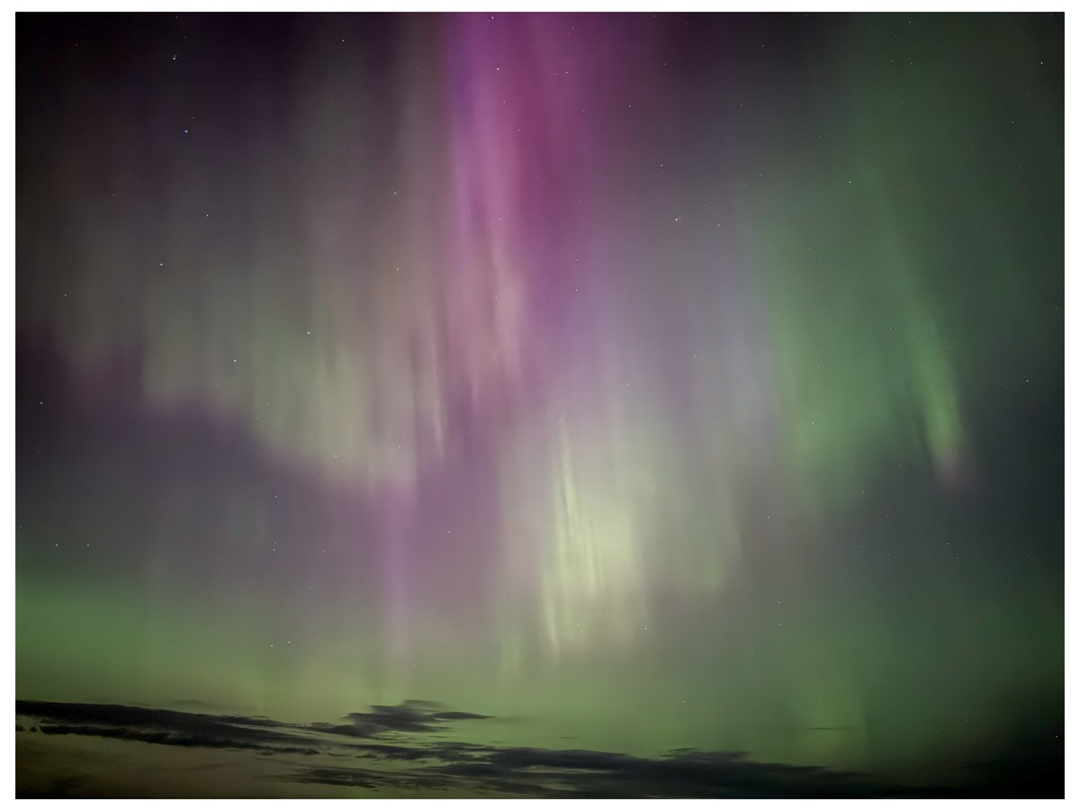 ShaneHpns's tweet photo. The sky was raining fire tonight over #nodak . 

@vincent_ledvina #aurora https://t.co/7BLq5Zaewt
