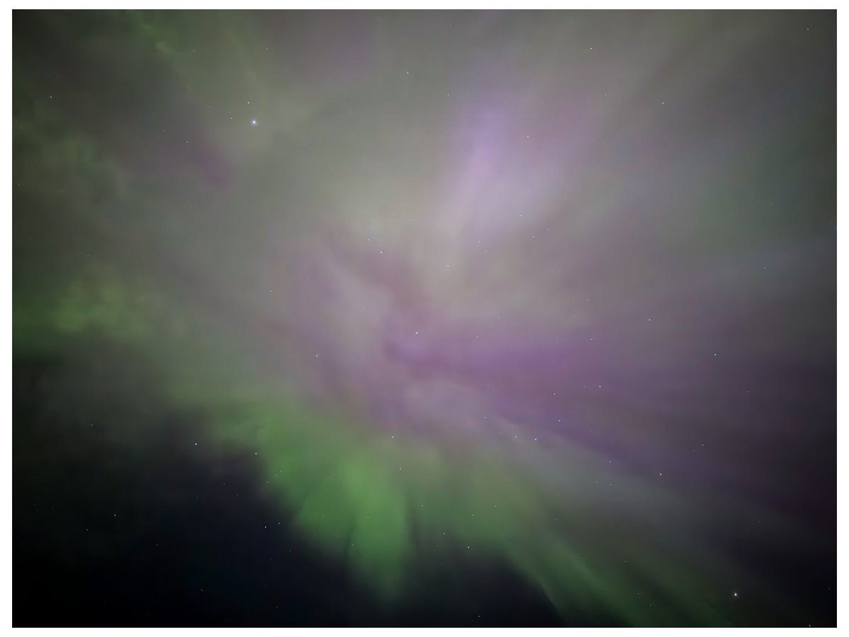 ShaneHpns's tweet photo. The sky was raining fire tonight over #nodak . 

@vincent_ledvina #aurora https://t.co/7BLq5Zaewt