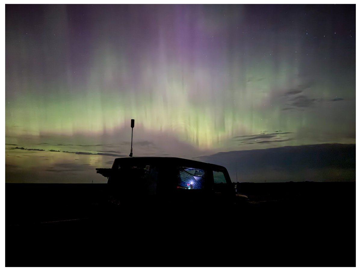 ShaneHpns's tweet photo. The sky was raining fire tonight over #nodak . 

@vincent_ledvina #aurora https://t.co/7BLq5Zaewt