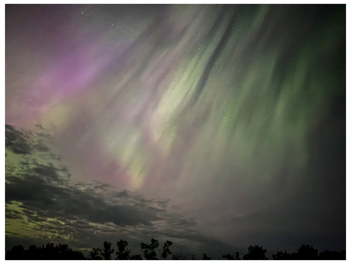 ShaneHpns's tweet photo. The sky was raining fire tonight over #nodak . 

@vincent_ledvina #aurora https://t.co/7BLq5Zaewt