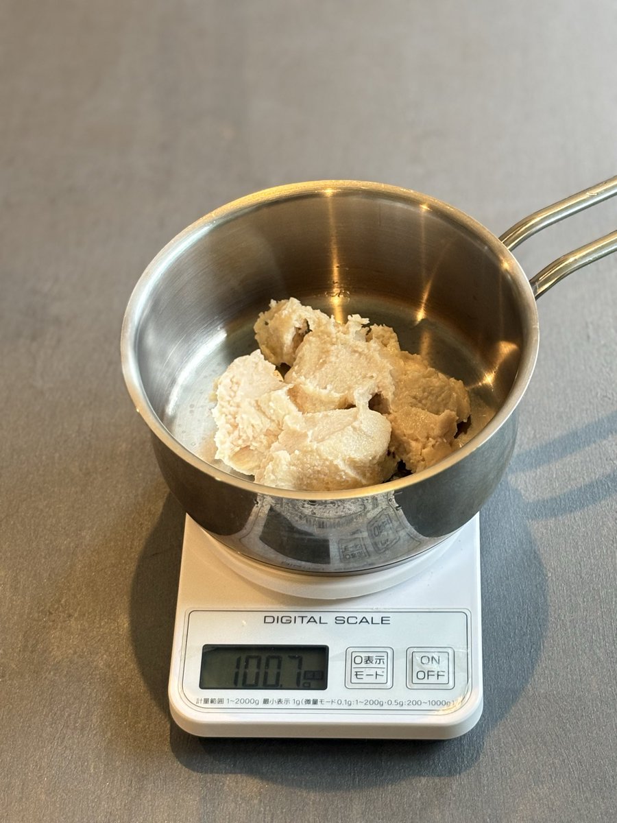 Haccotogo's tweet photo. 酒粕100g。
お水は4〜5倍で甘酒が作れます。

あえて味付けせず、煮溶けたら耐熱のジャーなどに入れて冷蔵庫へ。

飲む時にグラスにカルピス、はちみつレモン、柚子茶など甘いシロップなどで味付け。

氷を浮かべて飲んでみて！
体と心に沁みるような美味しさです✨

#酒粕 #醸活 https://t.co/uQUx7XE7ly