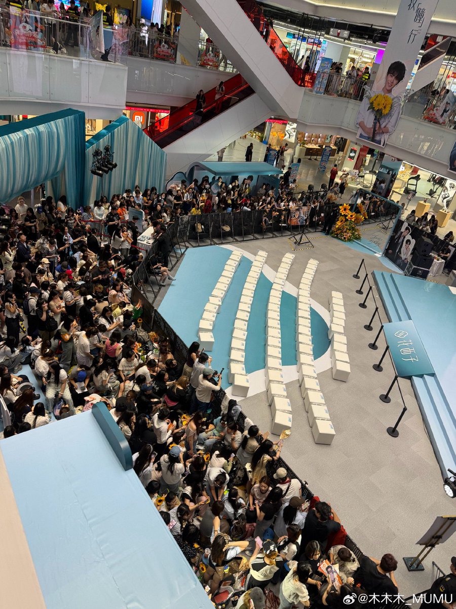 katdramalover2's tweet photo. Ayden: "I'm not sure if there's going to be anyone..."

Ayden was so worried that nobody would show up... it breaks my heart to hear him doubt it 🥺 But look at this ppl have been waiting since early morning! Ayden and Elio are going to cry seeing this. You are so loved, my parents. Always🧡

#政瞳 #AyLio
