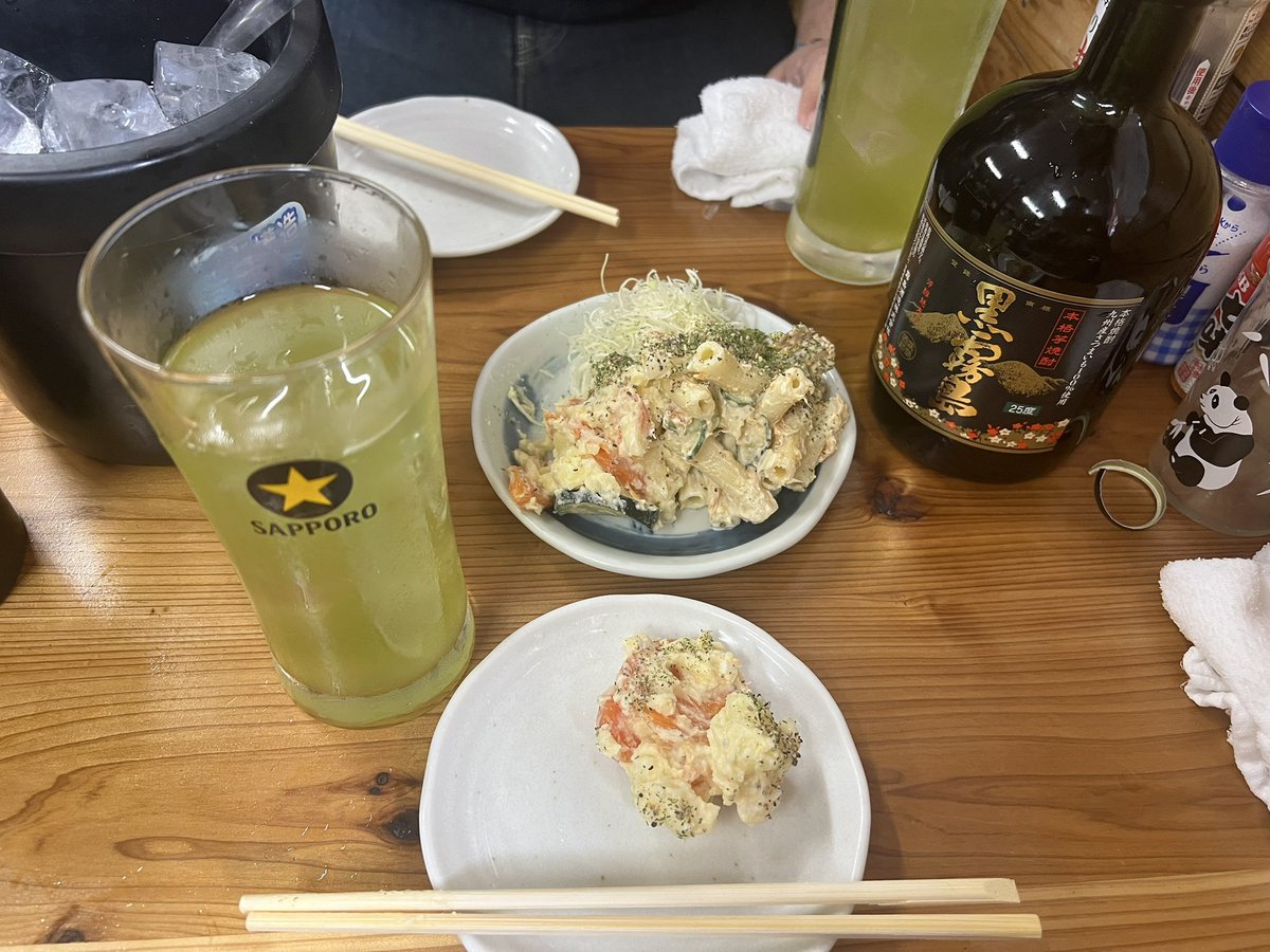 oyaman's tweet photo. 泰希さん@成増に開店前から並んで
ぐうたら飲み🐷🍻
黒霧島ボトル空けるのに時間かかりました。 https://t.co/eA4SFLSwIe