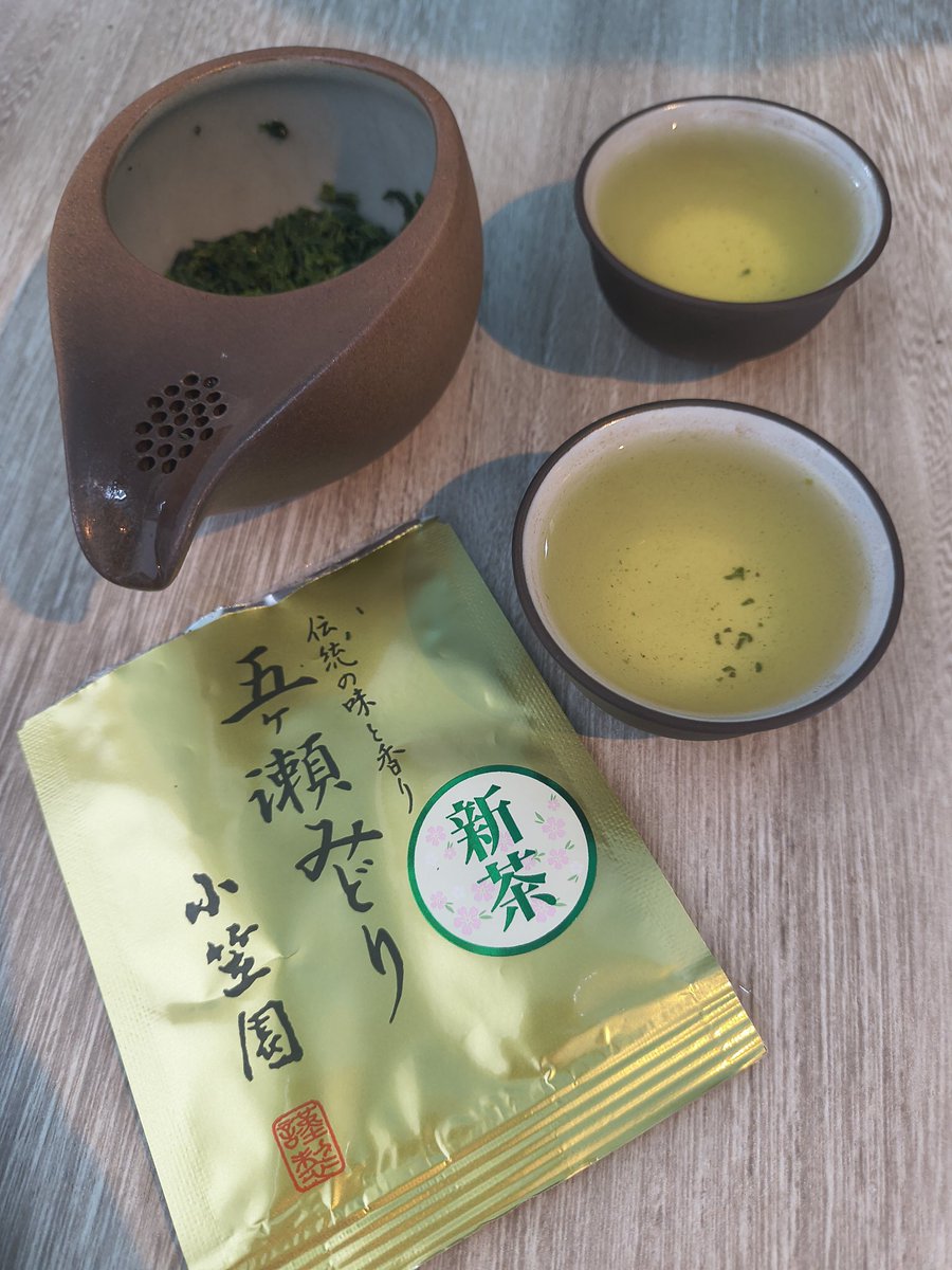 aiindigo2's tweet photo. 今日は熊本に到着。
熊本城を眺めながらいただいたのは、小笠園さんの「五ヶ瀬みどり」。
口に含んだ瞬間、旨みが一気に広がって感動しました。 熊本城を眺めながら味わう一杯は、旅の疲れを癒してくれる特別な時間。
これはまた見つけたら、絶対に買いたいお気に入りのお茶です。 https://t.co/qvmkaYTEYw