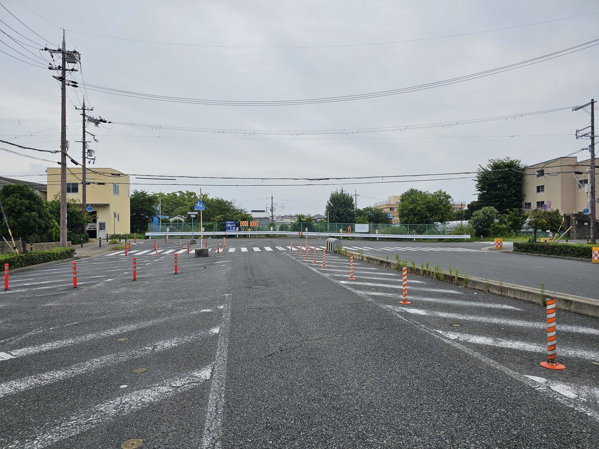 road0724day's tweet photo. 大阪と神戸を結ぶはずだった4車線道路が、県境を目前にして、ぷっつり。
#未成道 https://t.co/9bumdTqICS