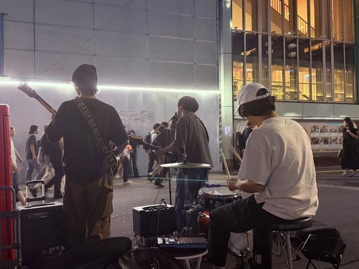 BurnQue's tweet photo. 2026/07/03(金)新宿駅前ありがとうございました！
本日4(土)も路上ライブです🔁
新宿駅南口、ルミネ1前にて21時30分ごろスタート🔜 https://t.co/SppD66es4g