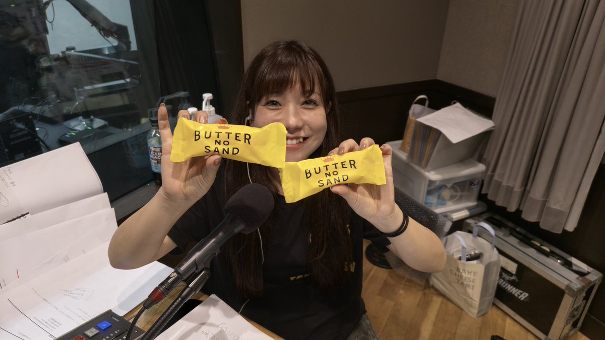 easy_crossfm's tweet photo. 【おやつの時間】
今日は、来亜ちゃんが持ってた｢バターのサンド｣をご紹介しました😋
大人気スイーツ「バターのいとこ」から誕生した新ブランド「バターのサンド」は、牛乳の副産物であるローファットミルクを活用したクッキーサンドです🎵
#CROSSFM #CROSSEASY https://t.co/pfsvkOAZ8s