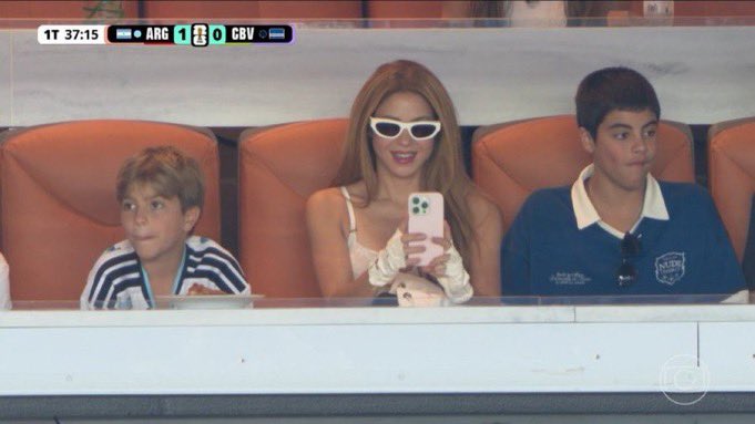 Ahmadisk91's tweet photo. how she had time to watch all the games seriously ?! https://t.co/fjhuHSGXrg