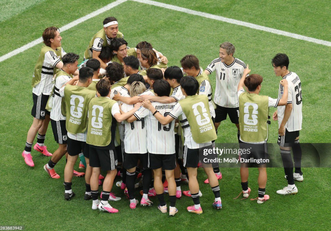 m7777430162821's tweet photo. ブラジル戦で佐野選手がゴールした後に輪の中に入ろうとしてた誰かをタケが引っ張って一生懸命ピッチを指差して何かを訴えてたんだよね
一瞬で分からなかったけど冨安選手だったんだ

本当に必死に引き止めてたから気になってた
アドバイスできる時限られてるし、今しかないって感じだった
凄いな🥹👏 https://t.co/cOfyUT2kDU
