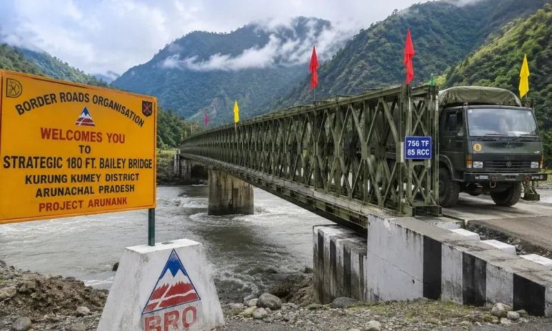 easterncomd's tweet photo. Bridging distances, strengthening frontiers.

Under #ProjectArunank, #BRO has successfully completed a 180-ft Triple-Double Reinforced (TDR) Bailey Bridge in the remote #KurungKumey district of #ArunachalPradesh, enhancing connectivity to border areas and improving mobility in a strategically significant region.

Constructed amidst challenging terrain, relentless monsoon conditions and complex logistical hurdles, the bridge is a testament to engineering excellence and dedication. It will strengthen connectivity, improve access to remote areas and support regional development.

दूरियां घटा रहे, सीमाओं को सशक्त बना रहे।

#प्रोजेक्ट_अरुणांक के तहत #BRO ने #अरुणाचल_प्रदेश के दूरस्थ #कुरुंग_कुमेय जिले में 180 फीट लंबे ट्रिपल-डबल रिइनफोर्स्ड (TDR) बेली ब्रिज का सफल निर्माण किया है। यह पुल सीमावर्ती क्षेत्रों में संपर्क और आवागमन को और बेहतर बनाएगा।

कठिन भौगोलिक परिस्थितियों, लगातार मानसूनी बारिश और जटिल चुनौतियों के बीच निर्मित यह पुल #BRO की इंजीनियरिंग दक्षता और समर्पण का प्रतीक है। यह दूरदराज के क्षेत्रों तक पहुंच को सुगम बनाते हुए क्षेत्रीय विकास को भी गति देगा।

#भारतीय_सेना
#पूर्वी_कमान
#IndianArmy
#EasternCommand
#NationBuilding
#CapabilityDevelopment
#BROIndia 

@adgpi
@HQ_IDS_India
@SpokespersonMoD
@ProDefKolkata
@EAC_IAF
@IN_EasternFleet
@IN_HQENC
@PIB_India 
@BROindia 
@MyGovArunachal 
@GovParnaik
@ArunachalCMO
@prodefkohima 

Facebook - https://t.co/RMpxpbI2q9
Instagram - https://t.co/oxrxsYyp3R