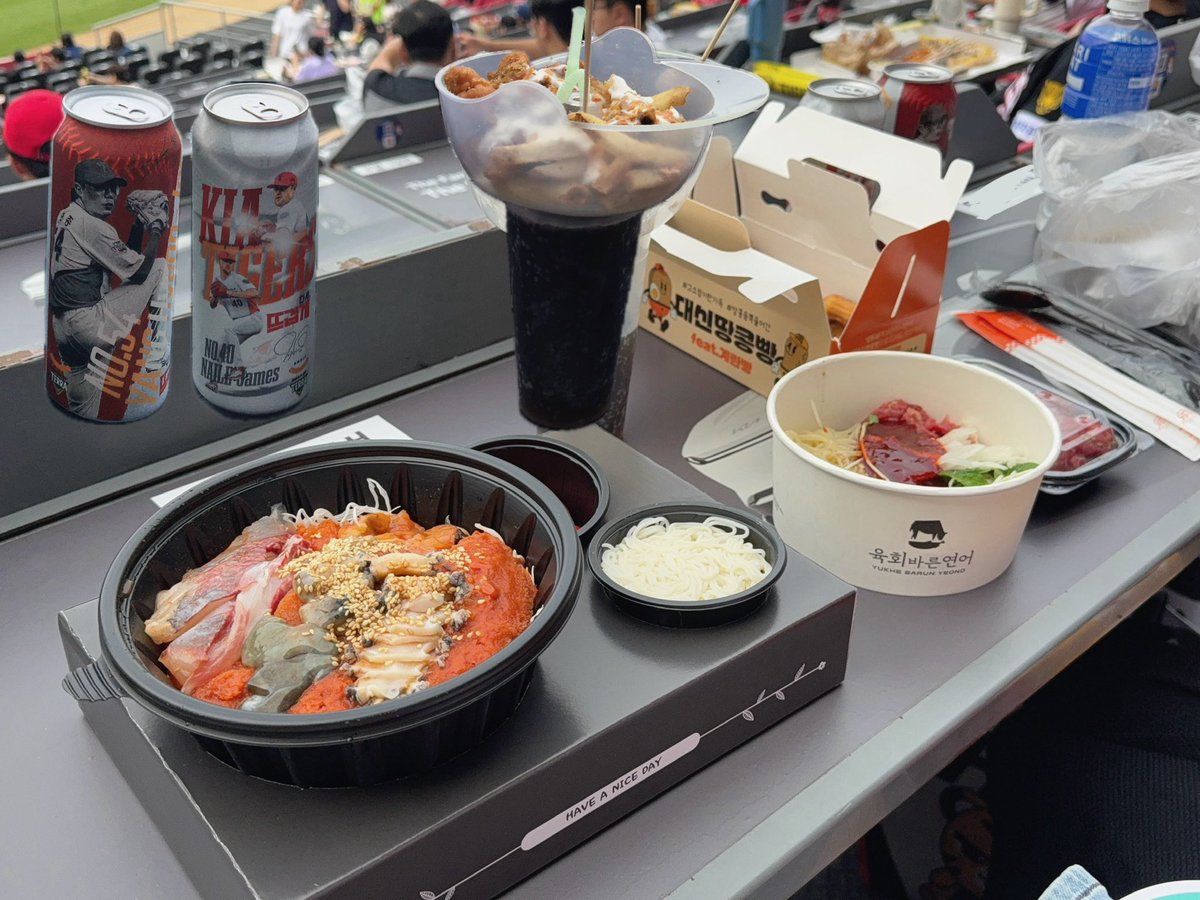 mozzi1ife's tweet photo. 테이블석은 좋은 것 https://t.co/NMWE7Vcztq