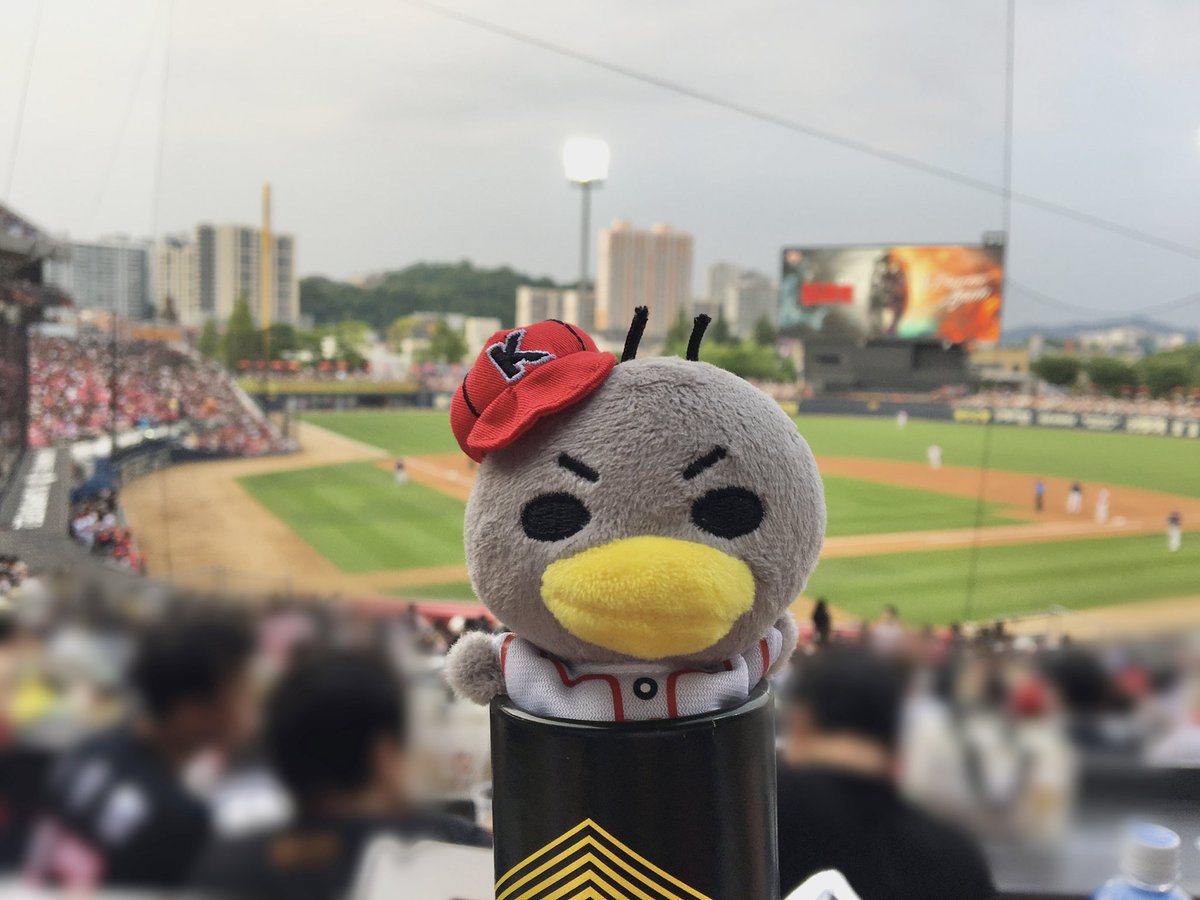 mozzi1ife's tweet photo. 테이블석은 좋은 것 https://t.co/NMWE7Vcztq