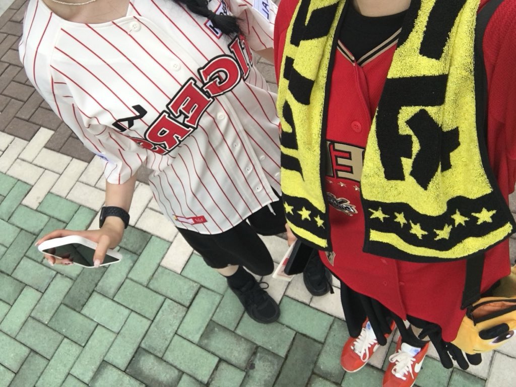 mozzi1ife's tweet photo. 테이블석은 좋은 것 https://t.co/NMWE7Vcztq