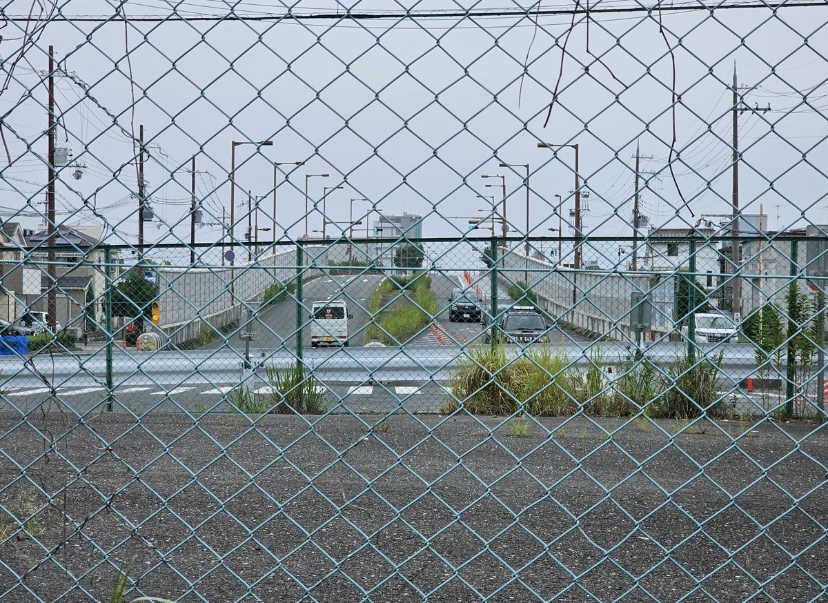 road0724day's tweet photo. 大阪と神戸を結ぶはずだった4車線道路が、県境を目前にして、ぷっつり。
#未成道 https://t.co/9bumdTqICS