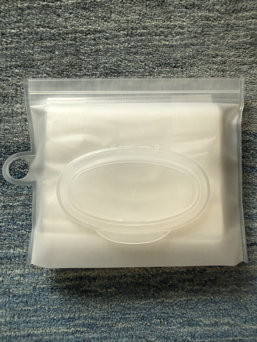 sachika___w's tweet photo. 使用済みおむつを入れることで有名なパン袋、三つ折りしてウェットシートケースSに入れると良いって聞いたので入れたらめちゃシンデレラフィット🌟
取り出しやすいし小さくまとまる！ウェットシートケースはセリアで買った🥰🫶 https://t.co/sulphMJA26