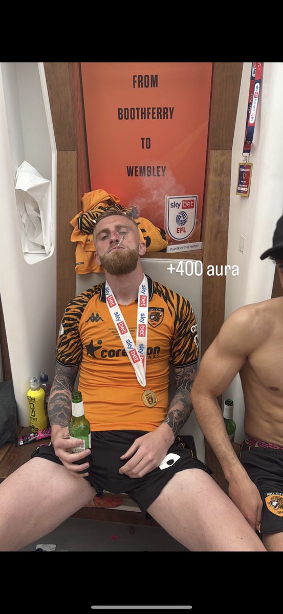 TOMC221099's tweet photo. @emi_gonza_ @oli_mcburnie 😎 https://t.co/MxeUFQkRcE