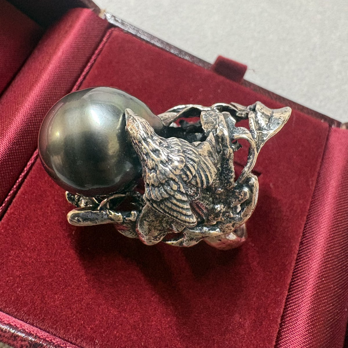 uu_beaut's tweet photo. 美しすぎるリング①
黒蝶は縦19mm、横17mm https://t.co/RwjbTk5qVo