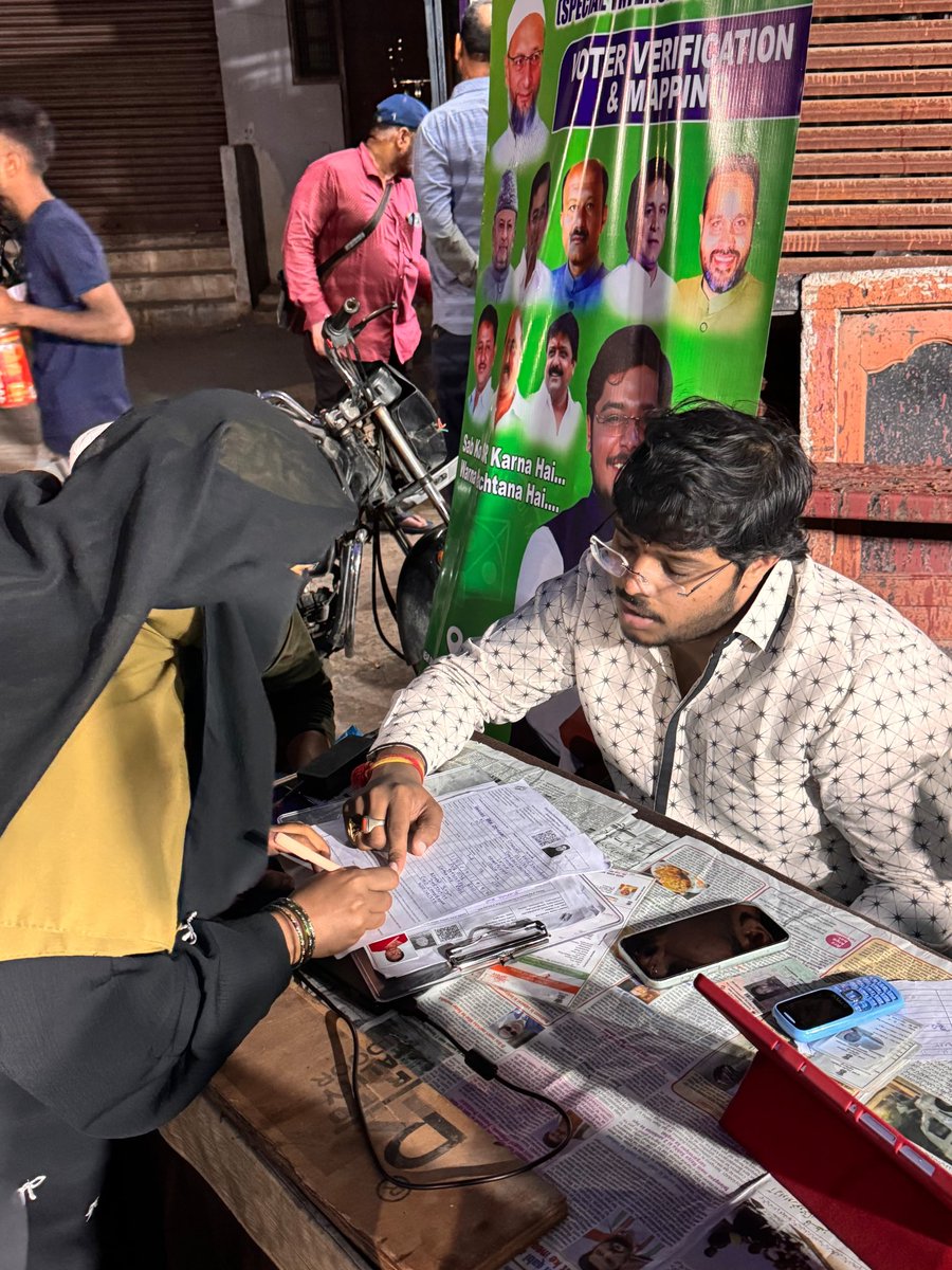 _deepeshvarma's tweet photo. 3/7/26
#AIMIM S.I.R Help Desk is assisting citizens with Enumeration forms, under the leadership of Our Hon’ble President Barrister @asadowaisi Sahab.
📍 Puranapool–Doodhbowli, Hyderabad
#SIRHelpDesk #AIMIM #VoterVerification #Hyderabad #YourVoteYourVoice https://t.co/pn5mjcL7Rj