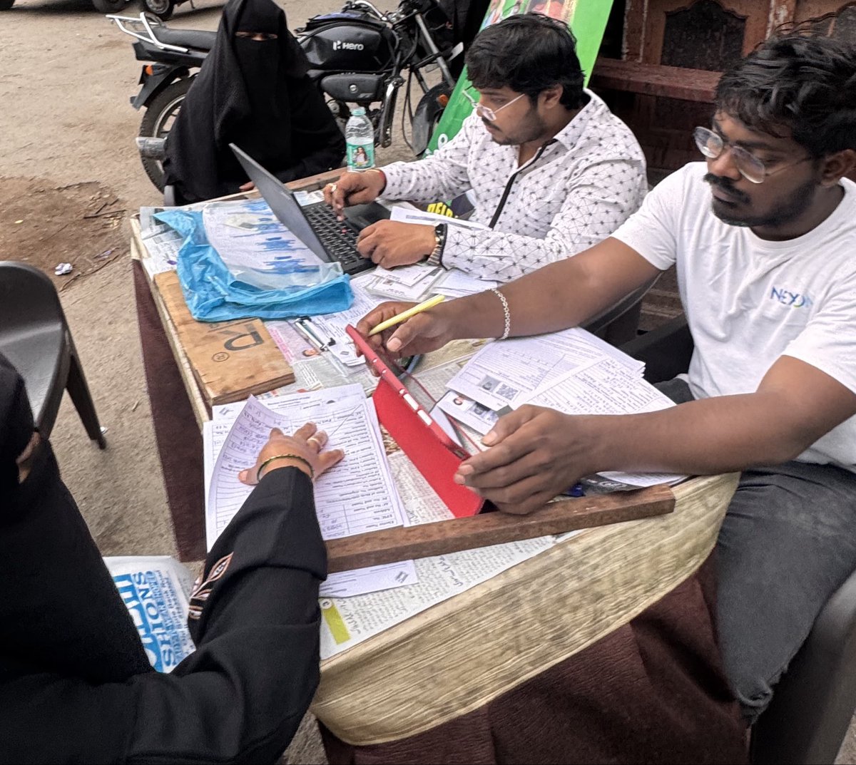 _deepeshvarma's tweet photo. 3/7/26
#AIMIM S.I.R Help Desk is assisting citizens with Enumeration forms, under the leadership of Our Hon’ble President Barrister @asadowaisi Sahab.
📍 Puranapool–Doodhbowli, Hyderabad
#SIRHelpDesk #AIMIM #VoterVerification #Hyderabad #YourVoteYourVoice https://t.co/pn5mjcL7Rj