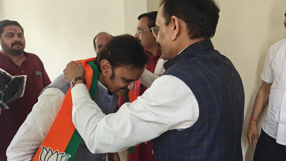 OfficeOfRShukla's tweet photo. आज माननीय उपमुख्यमंत्री श्री @rshuklabjp जी से कटनी रेस्ट हाउस में भारतीय जनता पार्टी मध्य प्रदेश के पूर्व प्रदेश अध्यक्ष एवं खजुराहो सांसद श्री @vdsharmabjp जी, जिला अध्यक्ष कटनी श्री दीपक टंडन जी, श्री शशांक श्रीवास्तव जी एवं अन्य कार्यकर्ताओं ने सौजन्य भेंट की। https://t.co/FeIV1A3I7s