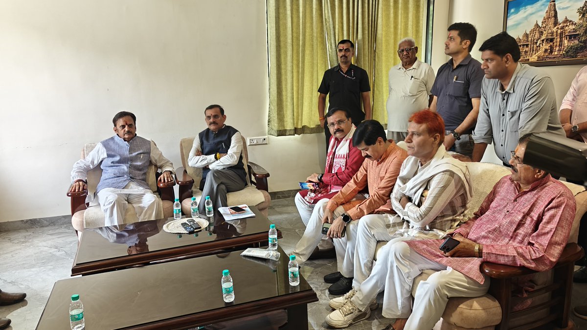 OfficeOfRShukla's tweet photo. आज माननीय उपमुख्यमंत्री श्री @rshuklabjp जी से कटनी रेस्ट हाउस में भारतीय जनता पार्टी मध्य प्रदेश के पूर्व प्रदेश अध्यक्ष एवं खजुराहो सांसद श्री @vdsharmabjp जी, जिला अध्यक्ष कटनी श्री दीपक टंडन जी, श्री शशांक श्रीवास्तव जी एवं अन्य कार्यकर्ताओं ने सौजन्य भेंट की। https://t.co/FeIV1A3I7s