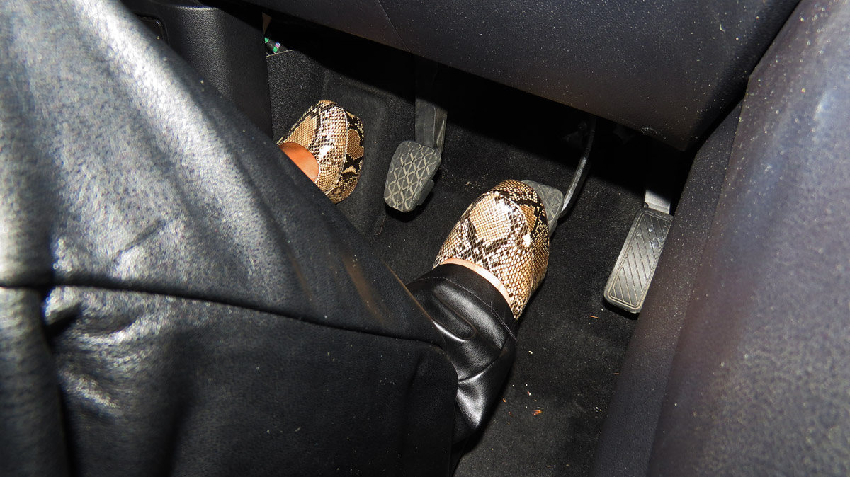 VLovetodrive's tweet photo. Driving for working in black leather pants and animal print platform pumps.
#pedalpumping #platformpumps #leatherpants #highheels #leather #pumps #brakefail #brakefailure #drivinginheels #sexydriver #solotacones #drivingfast #pantyhose #heelsaddict #downthepedal #manejando https://t.co/Srh1MMTXHf