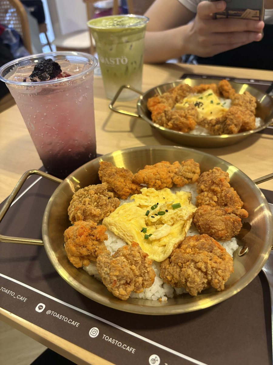 MozelleYoshiun's tweet photo. ดีใจ มีเฟ่ พี่กระบวย และคราวนี้เมนูอร่อย ร้านจัดการรวดเร็ว ใดๆ ตกแต่งดีมาก สวยยย

#THGLLxTOASTO #พี่กระบวยเที่ยวไทย
 #ฮันเตอร์อยากใช้ชีวิตอย่างสงบ
 #헌터는조용히살고싶다 https://t.co/tEEW7SHSB2