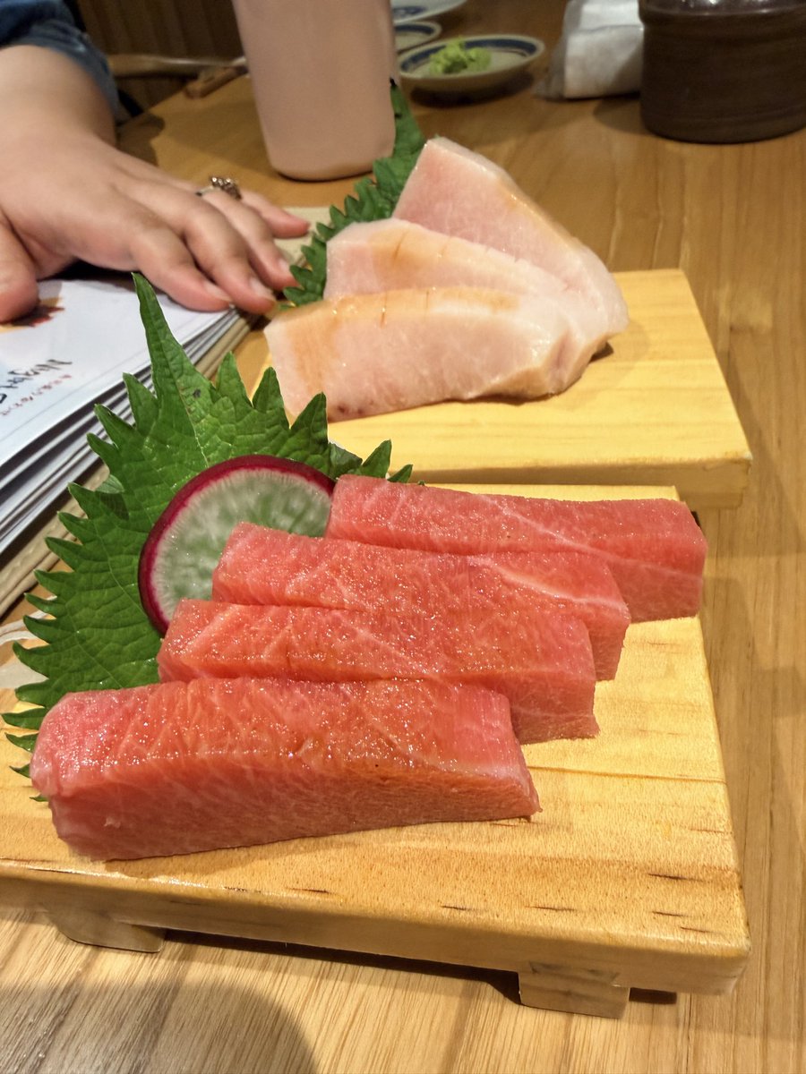 sicupuh's tweet photo. Lagi doyan ke fuji sushi melawai
Torodon 120rb
Bara chirashi 110rb
Sashimi chutoro n mekajiki lupa berapa tapi <100rb
Negitoro maki juga < 100rb
Dan enak semuaaaa
Porsian royal juga
Sejak dia fokus tuna jadi mantabbu dah
Private room n parkiran juga banyak https://t.co/HarzAED9BZ