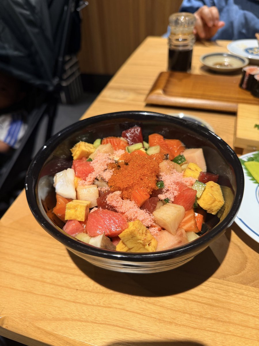 sicupuh's tweet photo. Lagi doyan ke fuji sushi melawai
Torodon 120rb
Bara chirashi 110rb
Sashimi chutoro n mekajiki lupa berapa tapi <100rb
Negitoro maki juga < 100rb
Dan enak semuaaaa
Porsian royal juga
Sejak dia fokus tuna jadi mantabbu dah
Private room n parkiran juga banyak https://t.co/HarzAED9BZ