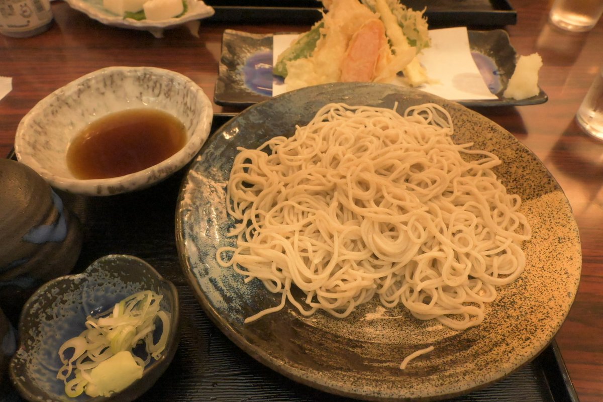 kenlock08's tweet photo. 【サウナー編集長の寺活放浪記〜第2弾】

「おばあちゃんの原宿」といわれる巣鴨が、実は大人の極上隠れリトリートスポットだった…！

とげぬき地蔵で心のとげをスッキリ抜いて、
老舗蕎麦屋で天せいろ＋昼ビール🍤🍺

心もお腹も満たされる、最高の日帰り寺活旅でした！

#寺活 #巣鴨 #とげぬき地蔵 #寺イク #サウナ