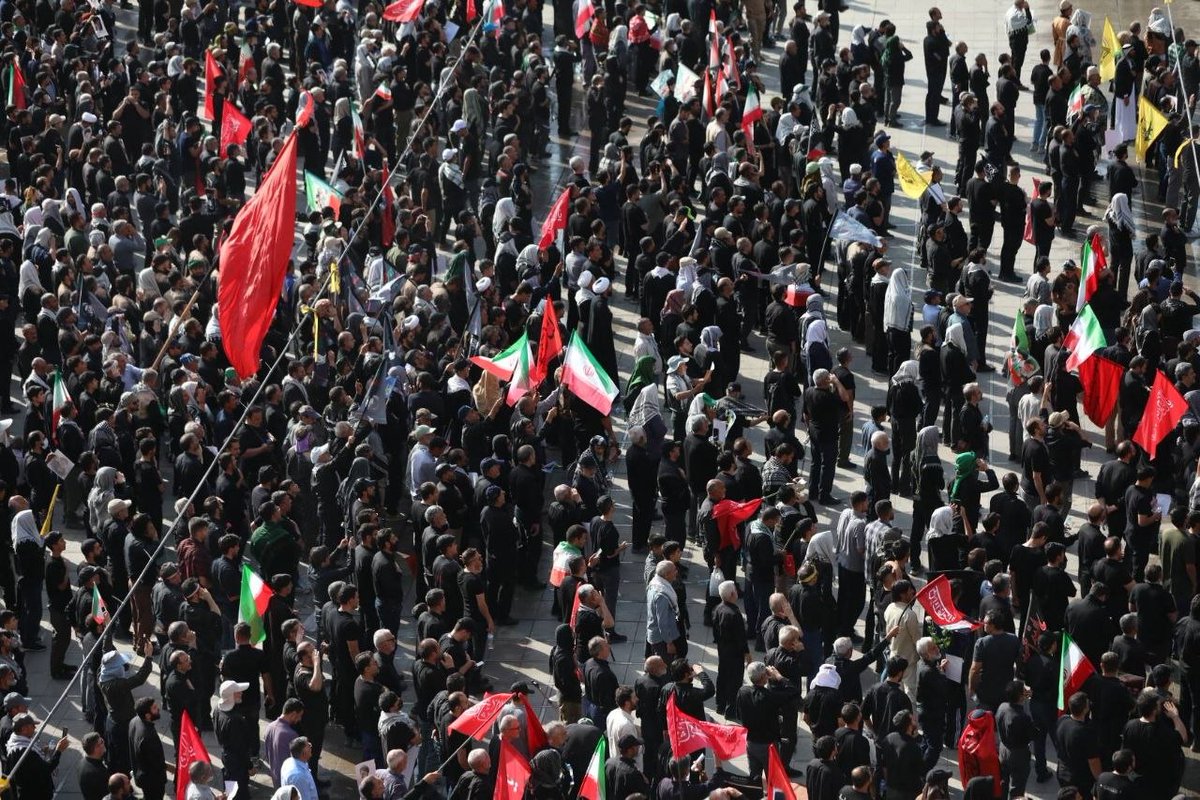 zeinab313z's tweet photo. امروز میلیون‌ها دل، با یک بغض و یک عهد، رهبر شهیدشان را بدرقه می‌کنند؛ عهدی برای ماندن در مسیر حق.
#باید_برخاست #آقای_شهید_ایران https://t.co/ik2kMAHx1g