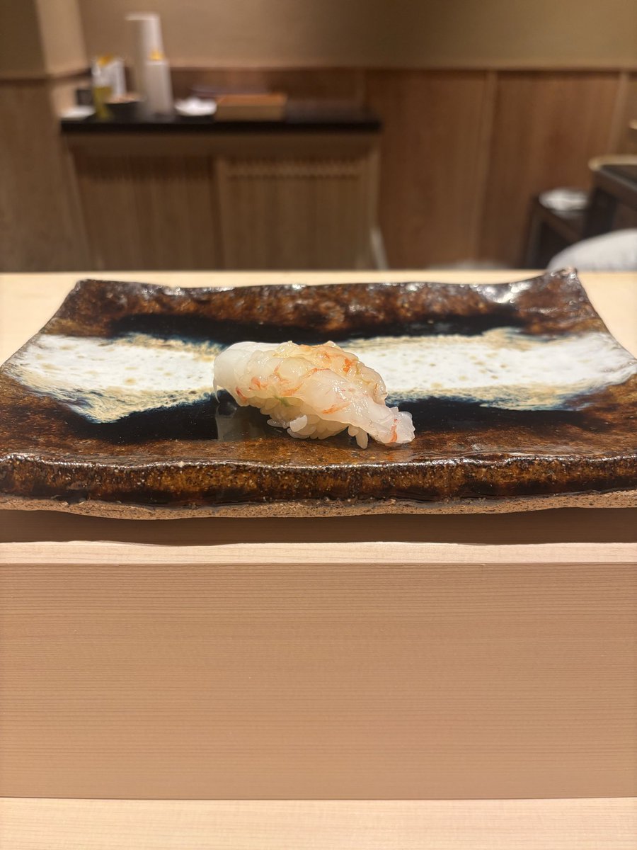17kiteT's tweet photo. 続きまして、お寿司。
美味しかったー。最近白身の方が好きな気がしてきた。
でも調子に乗って食べすぎた笑　財布の紐がゆるゆる笑

今日の夜も明日もモリモリ食べそう🐟まあ北海道なので仕方ないってことで🤗 https://t.co/ufGKIEeoyb