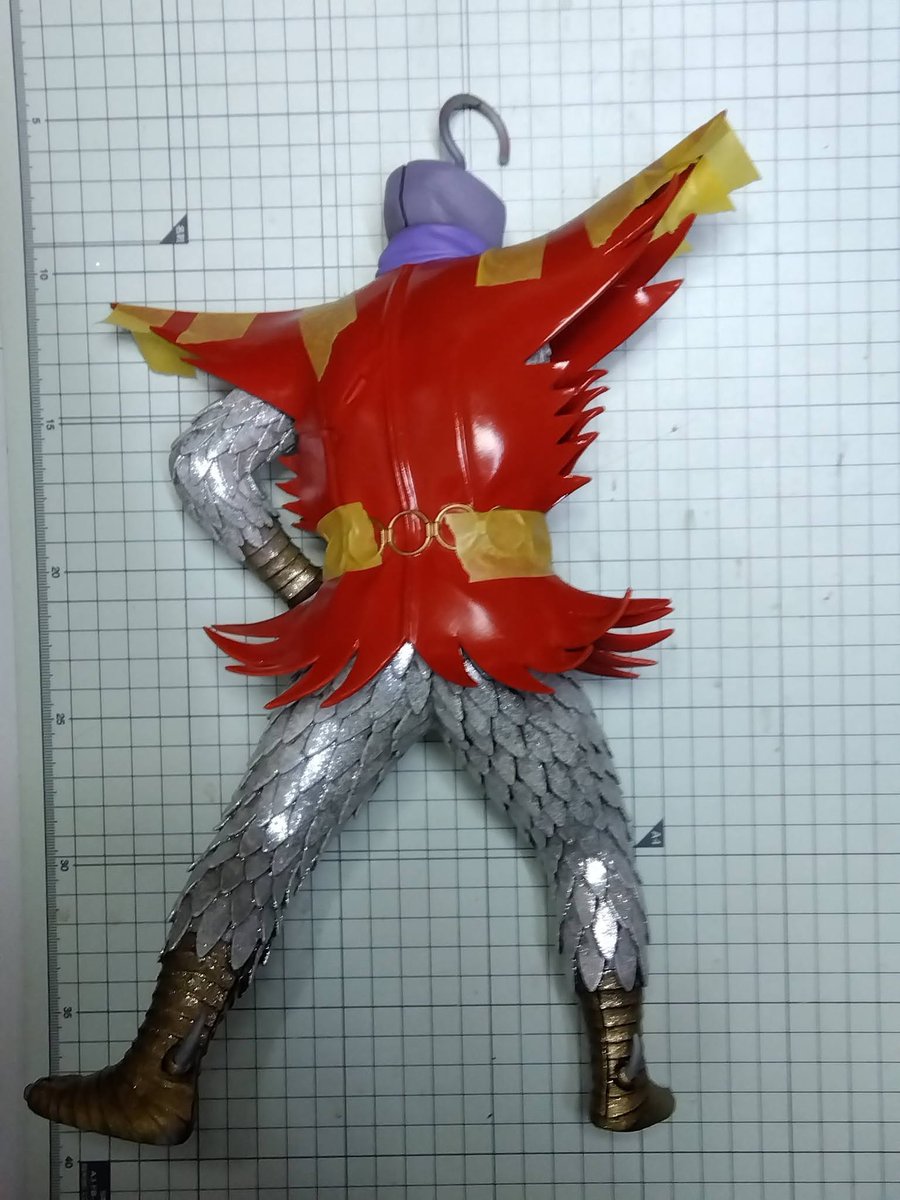 highlight_oka's tweet photo. 組付け開始！　仮組みでキツイところは塗膜落としから…　
まず衣装を接着。
マスキングテープで仮止めして裏からしっかり補強接着。
左腕はマフラーの取付けの際、干渉した場合は、マフラーの接着する付近を柔らかくしてから組付けて下さい。

新工房は外周り大体終了！

となりが現、作業場。 https://t.co/4QvdkVo8Cd
