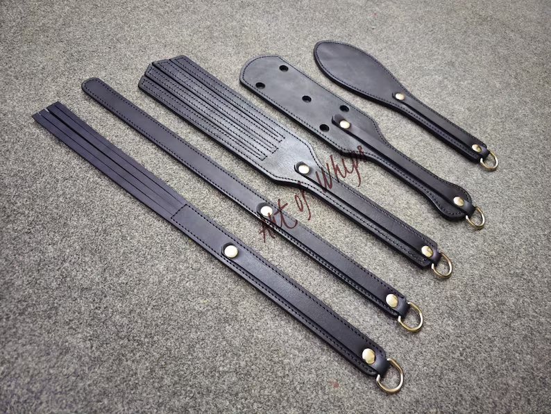 art_whips's tweet photo. 🔥 Premium Handmade Leather Paddle Set 📷5-piece handcrafted leather set with silver steel details &amp; premium finish. Bold craftsmanship and a unique gift idea.   

📷https://t.co/bv8PLXNb54 

#BDSM #Leather #Fetish #Submissive #Dom #Mistress https://t.co/2fCQeJl7ge