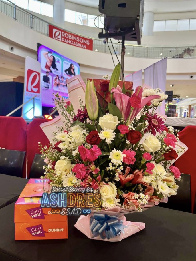 SecretSoc4AD's tweet photo. 🌸 ASHTINE GOES TO PANGASINAN! 🍩

Here’s a simple bouquet of flowers and some donuts to celebrate all your amazing milestones! 🎉

Congratulations on 1 year of Minamahal, and we're so excited for your upcoming single and concert. Here's to even greater achievements ahead coz you deserve it all! Keep shining, Ashy! We're always proud of you! 🫶

Supporting you always and forever, -SSAD

Special thanks to @mayforashdres and @avimriii_ for making this possible! We couldn't have done it without you. Enjoy the show! 🫶

To all the Keepers and Shines at the mall show, have fun and make Ash feel all the love today! 🩵🧡

#AshtineOlviga
#LoveLikeU 
#AshDres