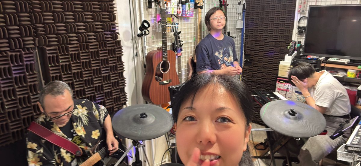shiruhimemakoto's tweet photo. 今日はSKB⭐︎69の秘密基地スタジオ練習でしたん！
私の適温で設定してたからみんな「寒い🥶」って🤭
ドラマー的には快適温度での練習でしたん✨️ https://t.co/bl77bLhdGN