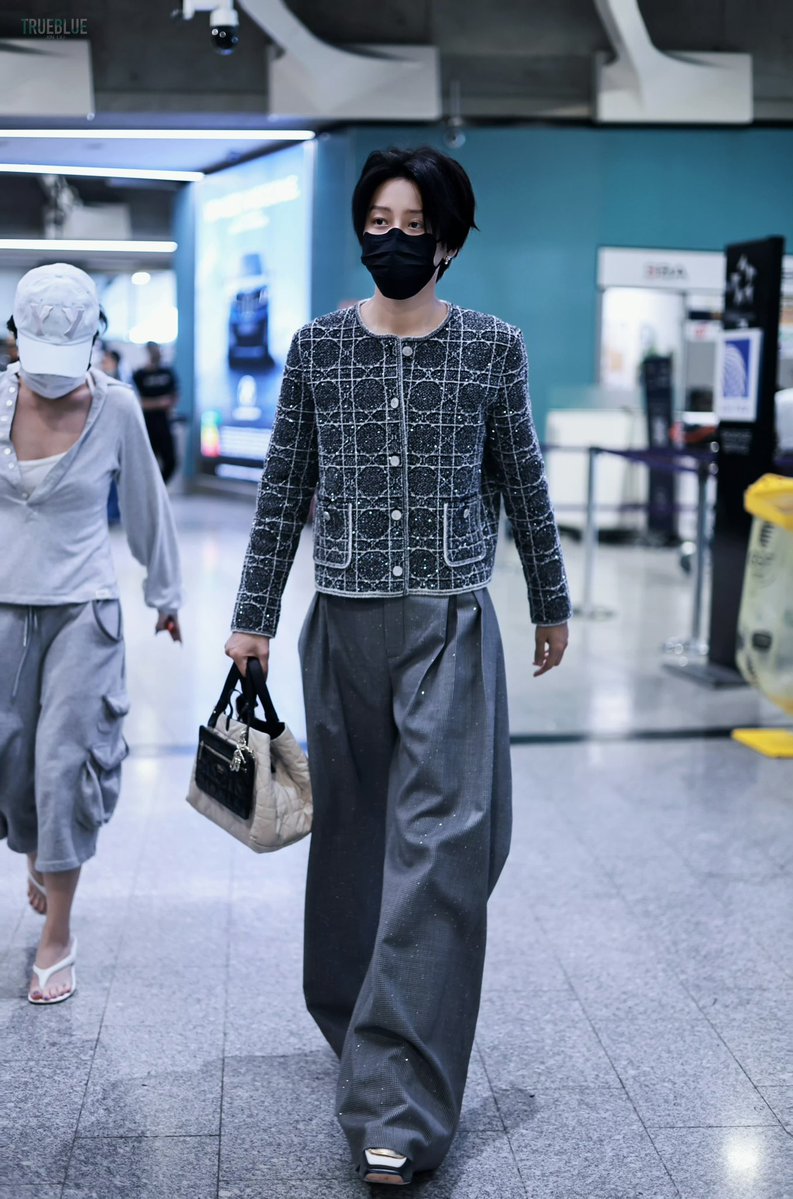 menitsukematsuk's tweet photo. Bonjour, Madame. Toujours aussi élégante. ✨

@Dior @XinLiulyx0420
XIN PARIS BOUND 
#XINinParis https://t.co/CJ2ZL9DxvK