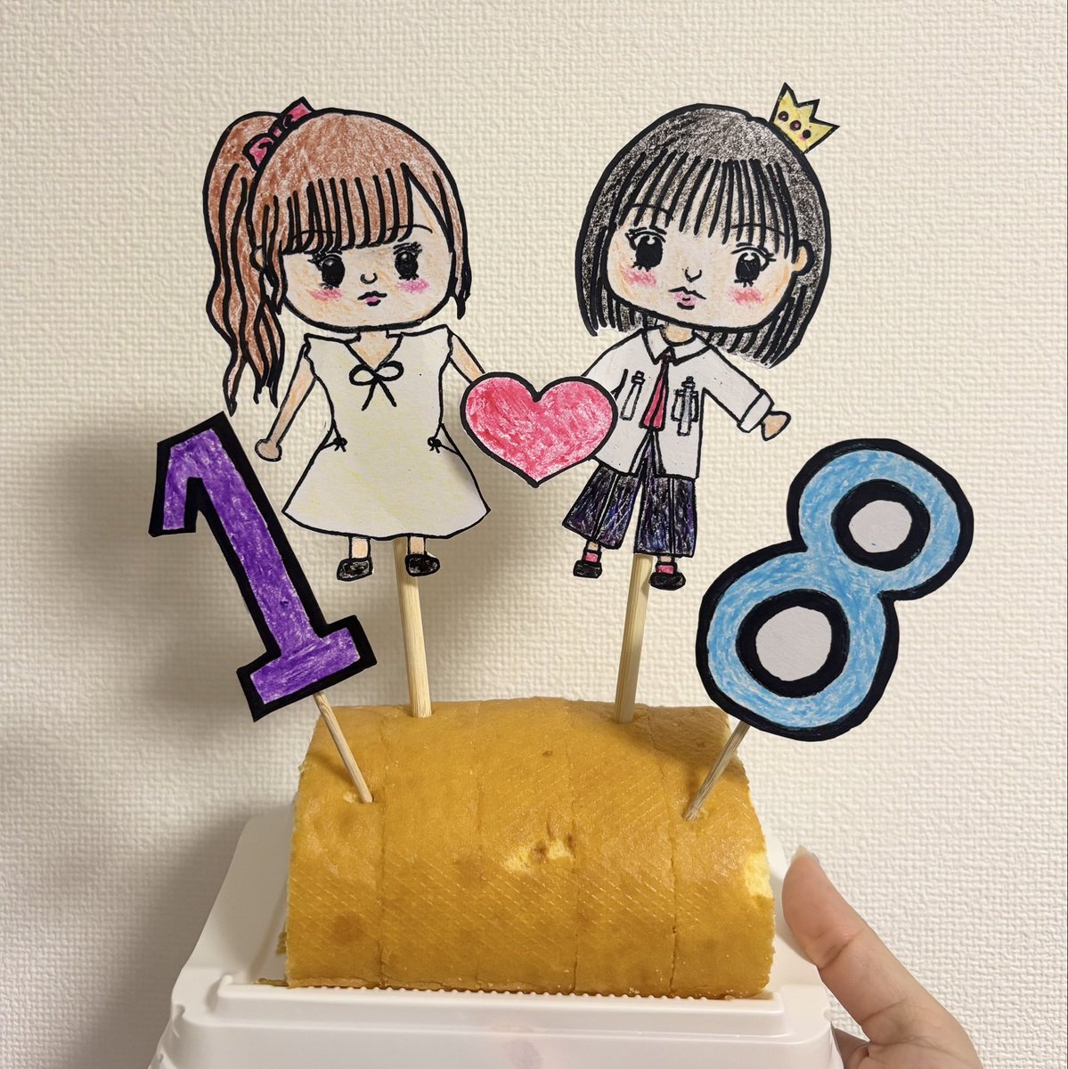 karinsakura_'s tweet photo. 桃実ちゃんのお誕生日をお祝いしたくて、
絵下手だけど頑張って描いた！！
見せた瞬間の笑顔がたまらんかわいい🥺💓

ちえの愛たくさん伝わってるよ〜って言ってくれて嬉しい🤍
これからもたっくさん愛伝えさせてね🫶🏻

素敵な18歳の一年を過ごせますように
大好きだよ〜🫶🏻

#山田桃実
#ももみーぐり https://t.co/7aD4MaAiV9