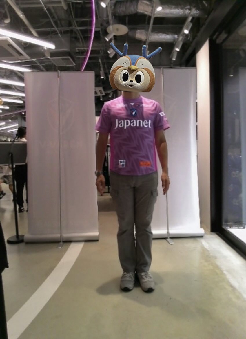 taketake_8_'s tweet photo. FLAGSHIP STOREにて
ユニフォームのバーチャル試着が出来ました。
本当に着てるみたいに自然な感じ。
意外とピンクもいけたかな。
結局1stFPにしましたけど😅
#FLAGSHIPSTORE
#長崎スタジアムシティ https://t.co/a053cojGzx