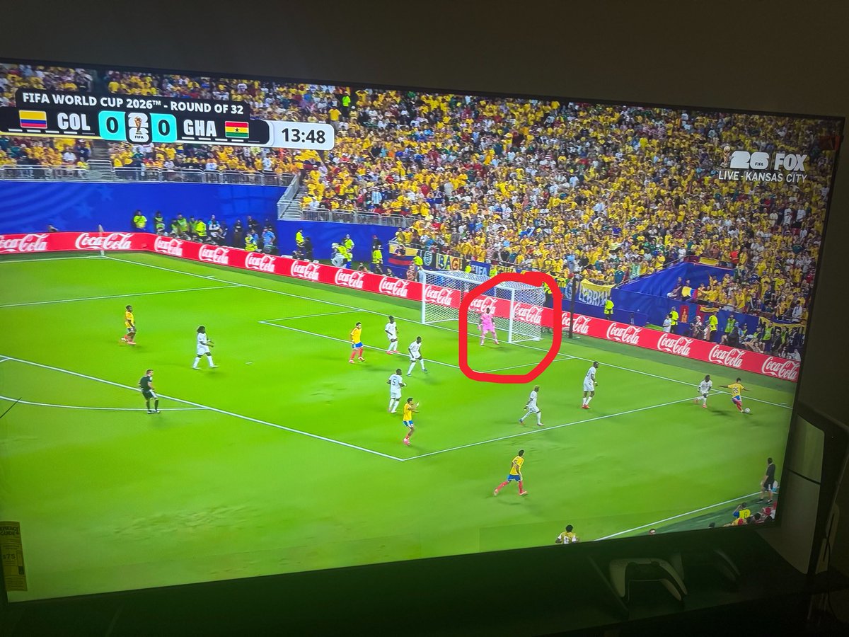 OseiFosu_IK's tweet photo. In the first frame, positioning of GK was poor, becos no way the player with the ball can score from there so GK shd be in the middle diagonally that is what I mean by his positioning was not good
That is the goal

In the second frame GKs position diagonally in the middle https://t.co/sy1rSWjfqw