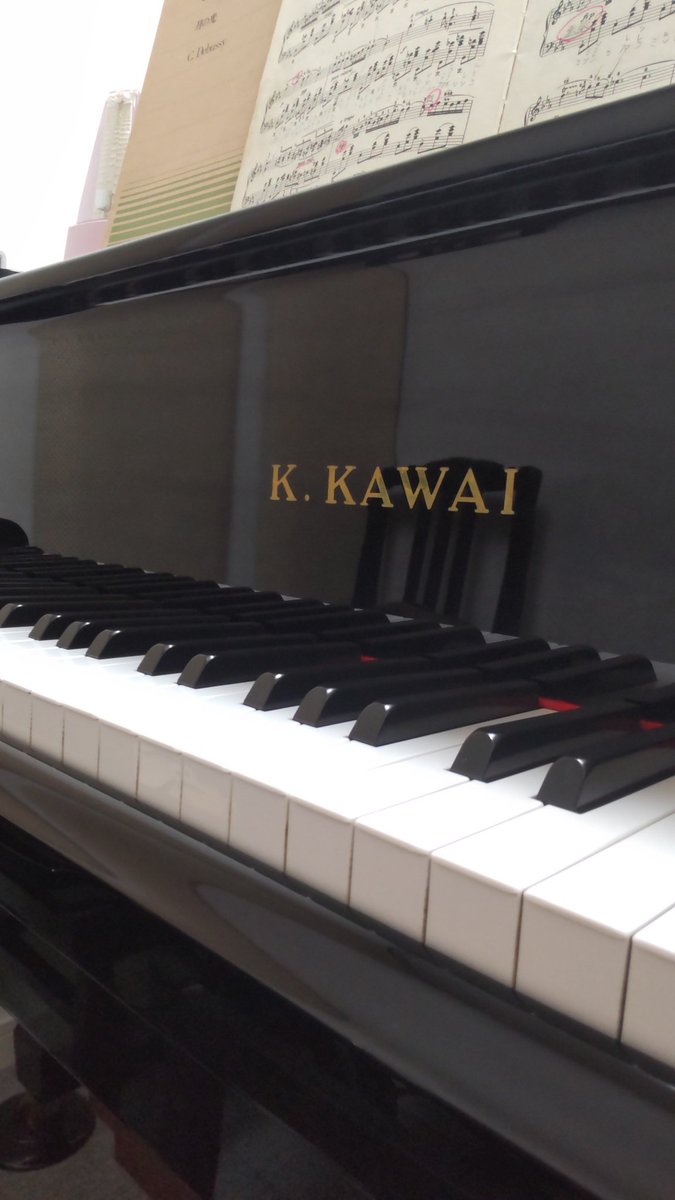 apparechikako's tweet photo. ２ヶ月半くらいかな？お久しぶりの親和楽器さん🎵
やっぱりアコースティック良いよね。腕は落ちてるからノクターンなのにやかましい演奏で凹むけど（笑）こんな力強いノクターンあるかっ😅
今日も防音室でKAWAIを弾いてます。 https://t.co/E3dK46t2oR
