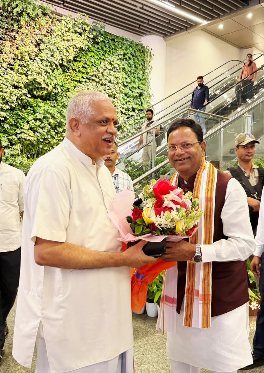 mppchaudhary's tweet photo. लखनऊ एयरपोर्ट पर आज राष्ट्रीय महामंत्री (संगठन) श्री बी.एल. संतोष जी का आत्मीय स्वागत किया।

आपकी ऊर्जावान उपस्थिति और कुशल मार्गदर्शन से संगठन को सदैव एक नई दिशा और शक्ति मिलती है।

#BLSantosh
#UPWITHPANKAJCHAUDHARY

@blsanthosh 
@BJP4UP https://t.co/GzqndQmPsw