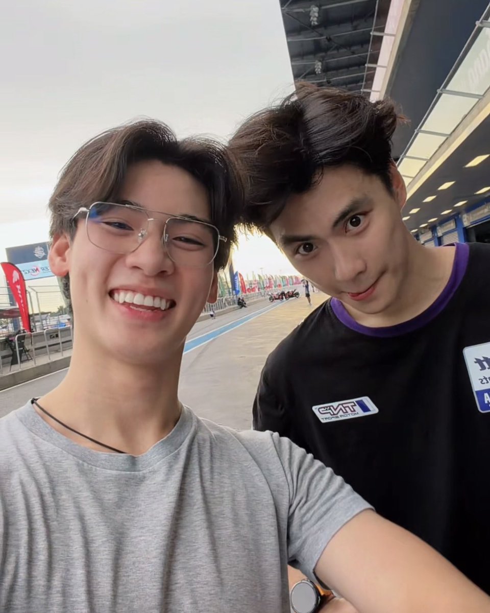 ohmretriever's tweet photo. คนอื่นเขาวิ่งแลกแว่นกัน ส่วนผมอยู่เฉยๆก็มีแว่นมาขอวิ่งด้วย 😏 https://t.co/Cgxr7LwAOY