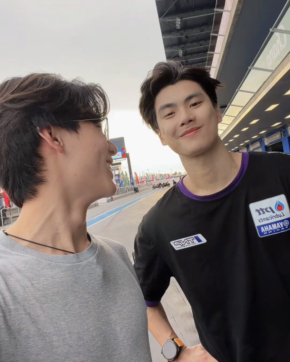 ohmretriever's tweet photo. คนอื่นเขาวิ่งแลกแว่นกัน ส่วนผมอยู่เฉยๆก็มีแว่นมาขอวิ่งด้วย 😏 https://t.co/Cgxr7LwAOY