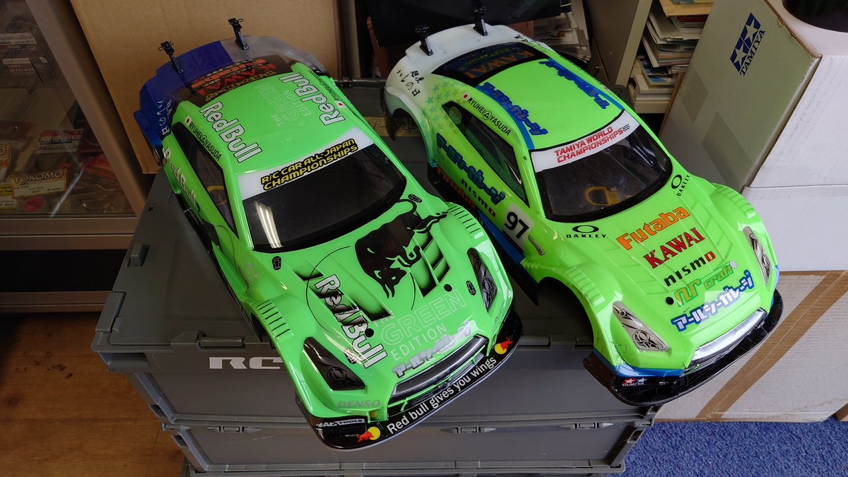 rc_garage's tweet photo. 重量の話が出たのでちょっと

同じレギュラーGT-Rで気にしないで塗ったのと意識したのでこの差です
意外と塗料って重いんです
傷防止を貼らなければもう少し軽いです https://t.co/3s8d7D3BHo